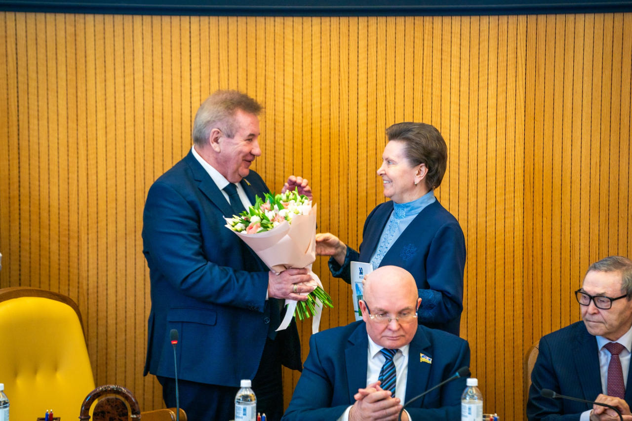 Депутатов думы Югры поздравила с 30-летием губернатор Наталья Комарова
