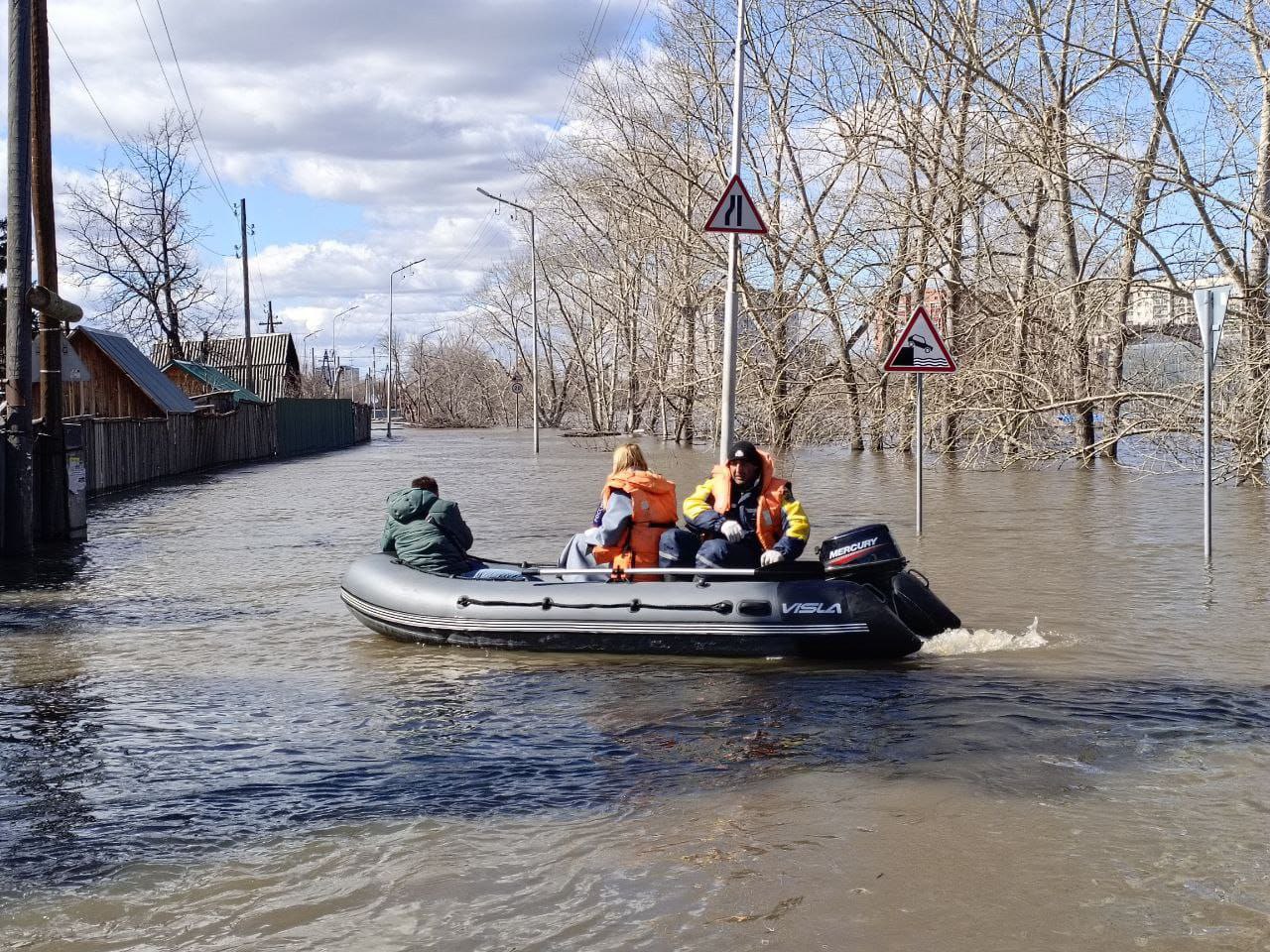 Югорские спасатели помогают коллегам в Курганской области