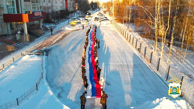 В Сургутском районе развернули почти полукилометровый флаг России