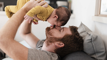 В Югре ежегодно растёт количество отцов в декрете
