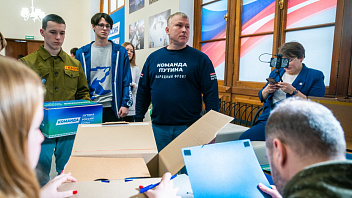 Волонтёры из Югры доставили первую партию собранных подписей в поддержку самовыдвижения Владимира Путина в Москву 