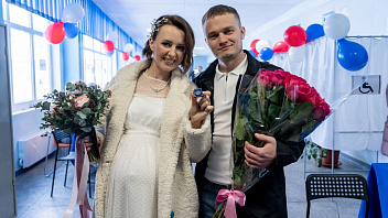 Выборы – дело семейное: в Югре новобрачные проголосовали в день свадьбы