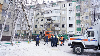 Министр МЧС назвал причину разрушения дома в Нижневартовске