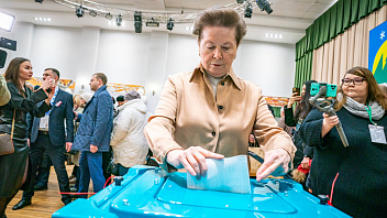 Наталья Комарова встретила на избирательном участке знакомых – многодетную семью