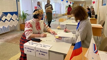 Общественники Лангепаса голосуют в национальных костюмах