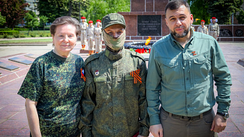 Наталья Комарова поздравила югорчан с Днём Победы вместе с главой ДНР и бойцом спецоперации