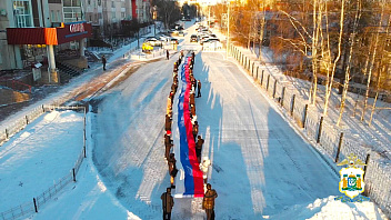 В Сургутском районе развернули почти полукилометровый флаг России