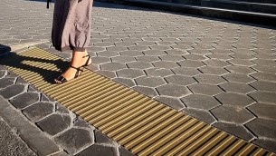 В Ханты-Мансийске из «добрых крышечек» делают плитку для тротуаров