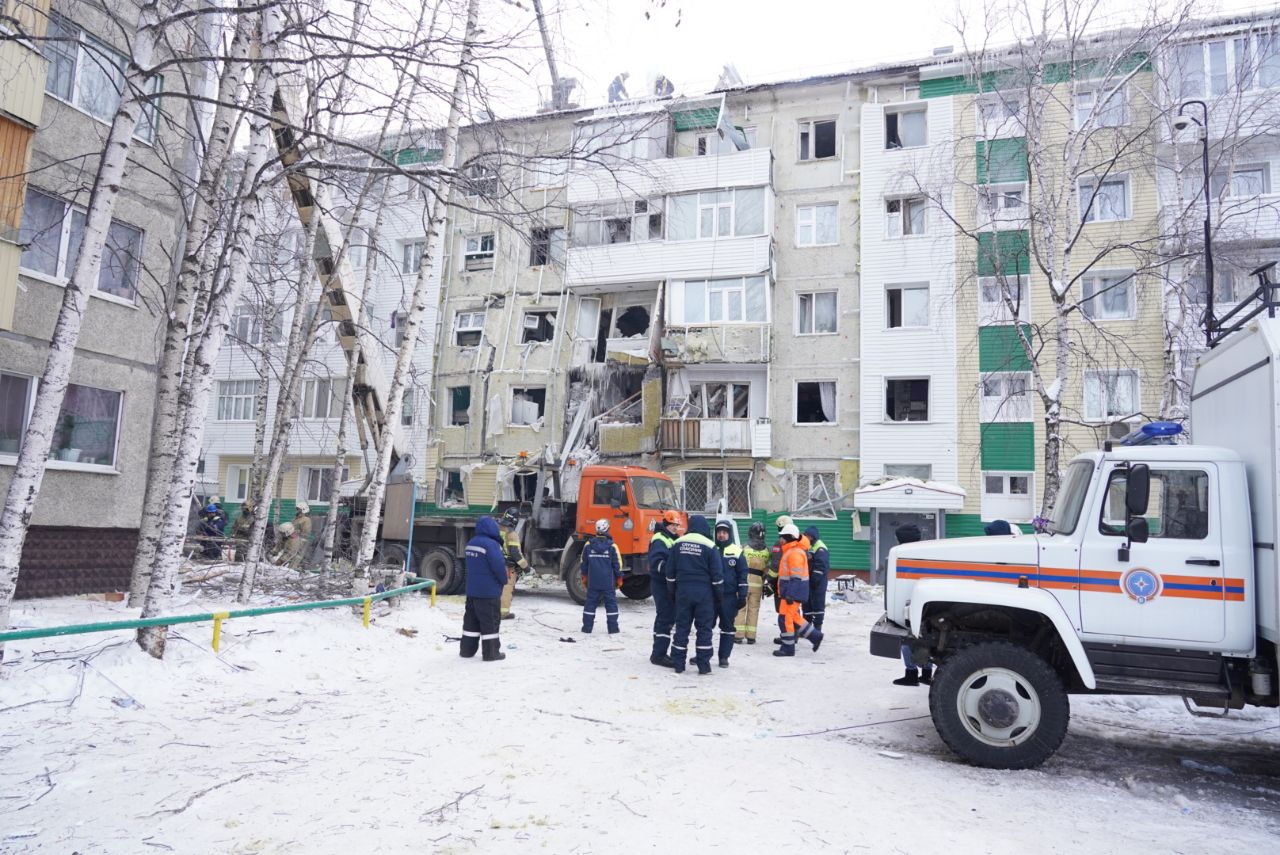 Министр МЧС назвал причину разрушения дома в Нижневартовске