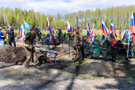В Ханты-Мансийске прошёл субботник по благоустройству мест захоронения ветеранов войны