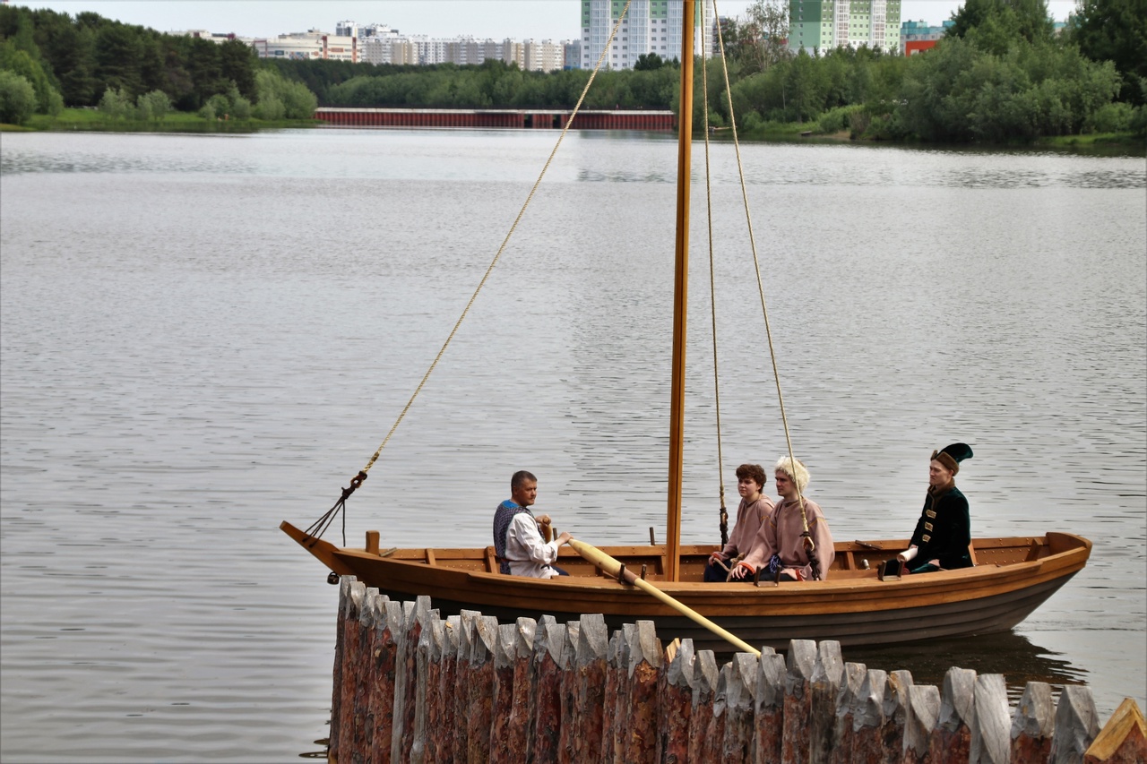 В Сургуте запустили катание на казачьих лодках, построенных по чертежам 17 века
