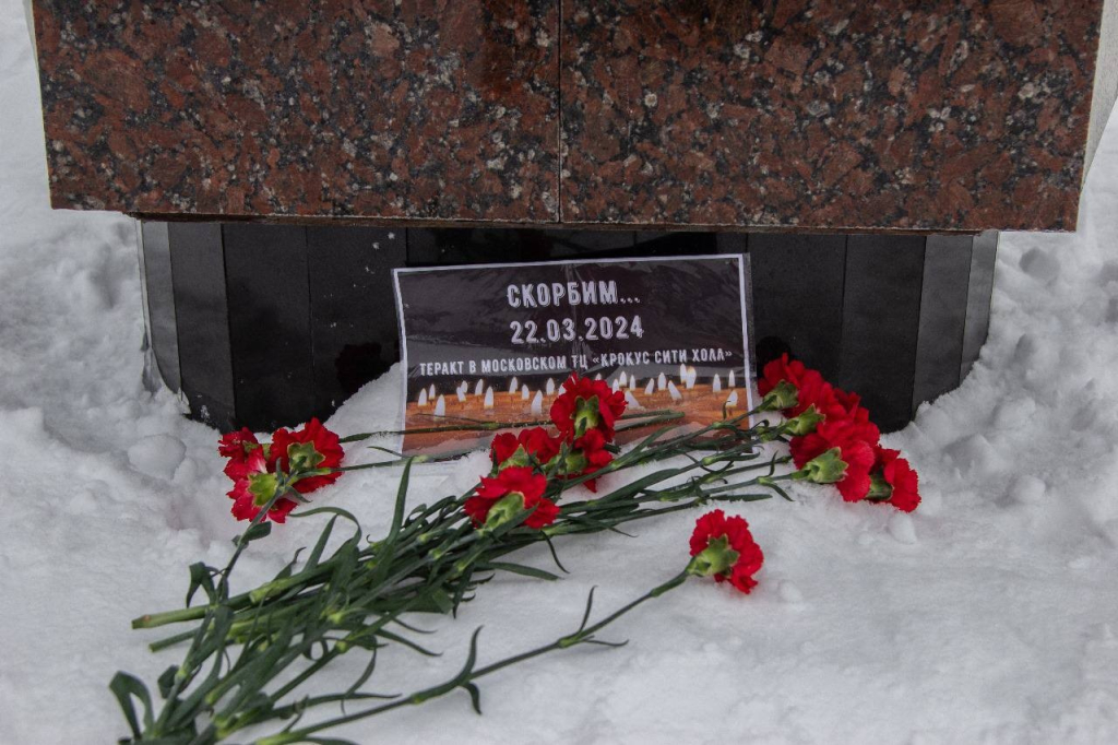 В муниципалитетах Югры несут цветы к мемориалам в память о жертвах в «Крокус Сити Холле»