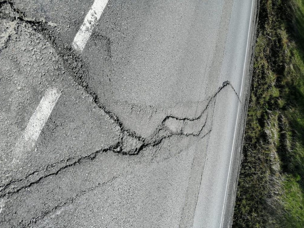 В Югре устраняют трещины на дороге между Советским и Октябрьским районами