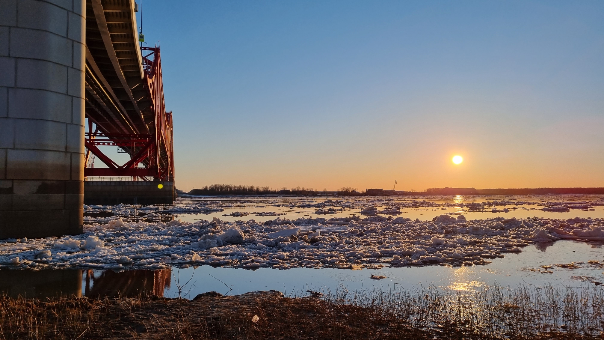 В Югре на Оби начался ледоход, а в Ханты-Мансийске ото льда освободился Иртыш