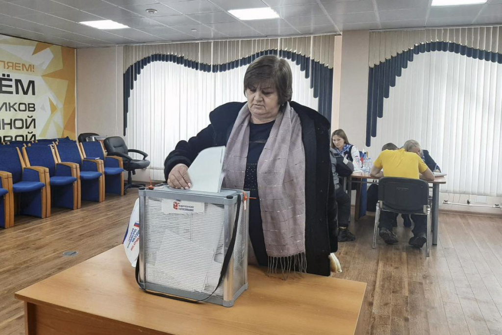  На нефтяных месторождениях Ханты-Мансийского района начали досрочное голосование за кандидатов в президенты