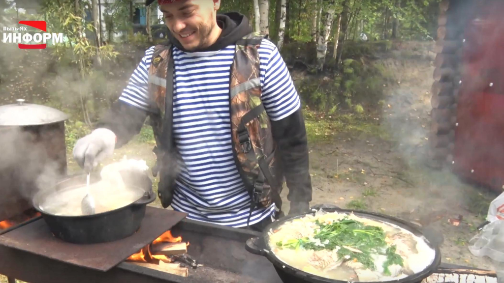 Секрет самого вкусного рыбного супа раскрыли на фестивале  «Югорская уха»