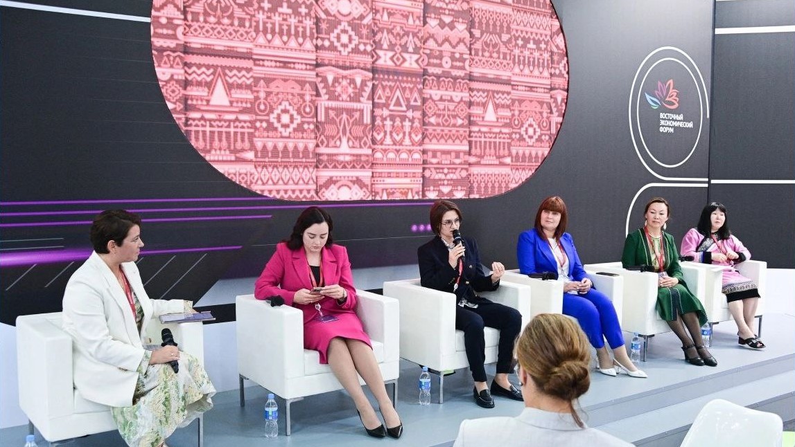 Югорчане поделились проектами занятости женщин в креативных отраслях на ВЭФ 