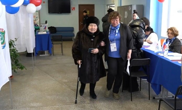 В Нягани 98-летняя труженица тыла пришла на избирательный участок