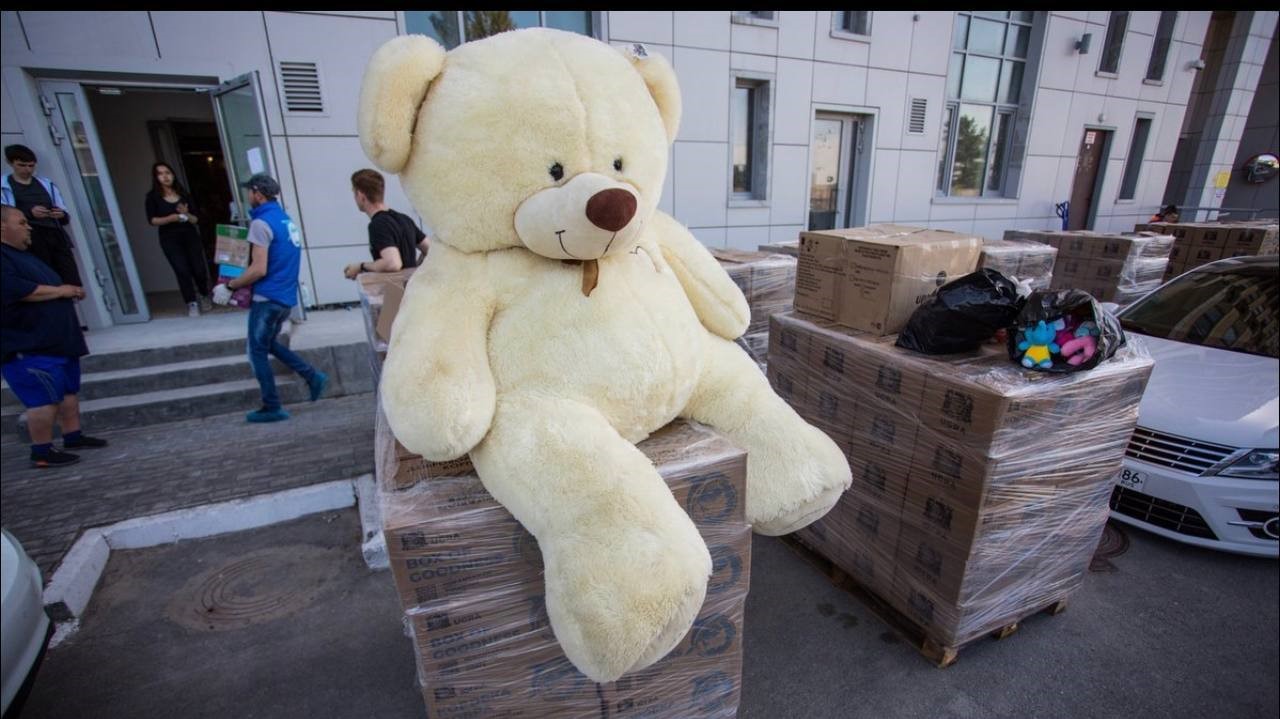 Медведь Югорка передал приветы от югорчан детям Донбасса