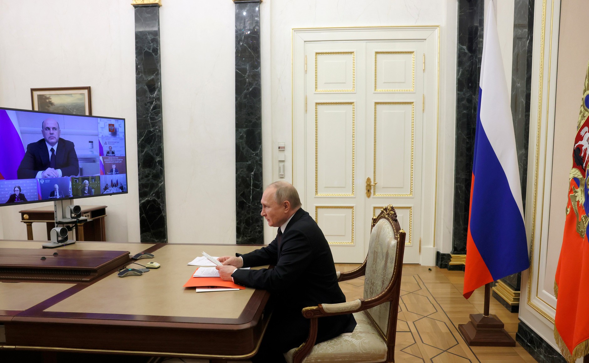 Владимир Путин предложил рассмотреть меры по повышению доходов россиян