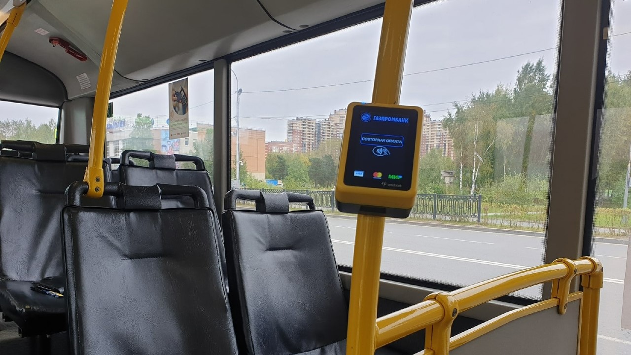 В Сургуте крупный перевозчик заменил кондукторов в автобусах бесконтактной оплатой