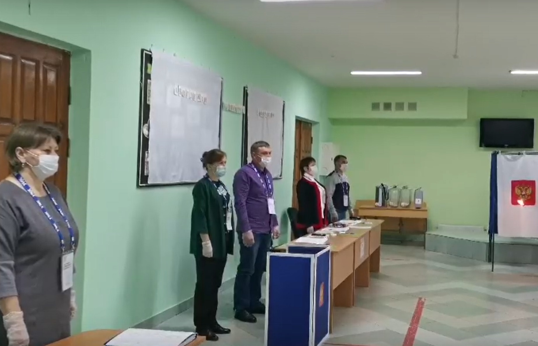 В Югре начали Единый день голосования с прослушивания гимна России