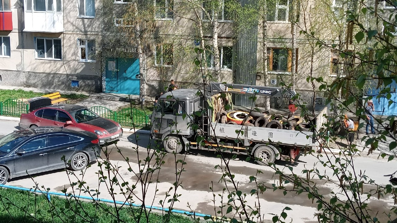 Жителей Нефтеюганска удивило, что с их цветников увозят автомобильные покрышки