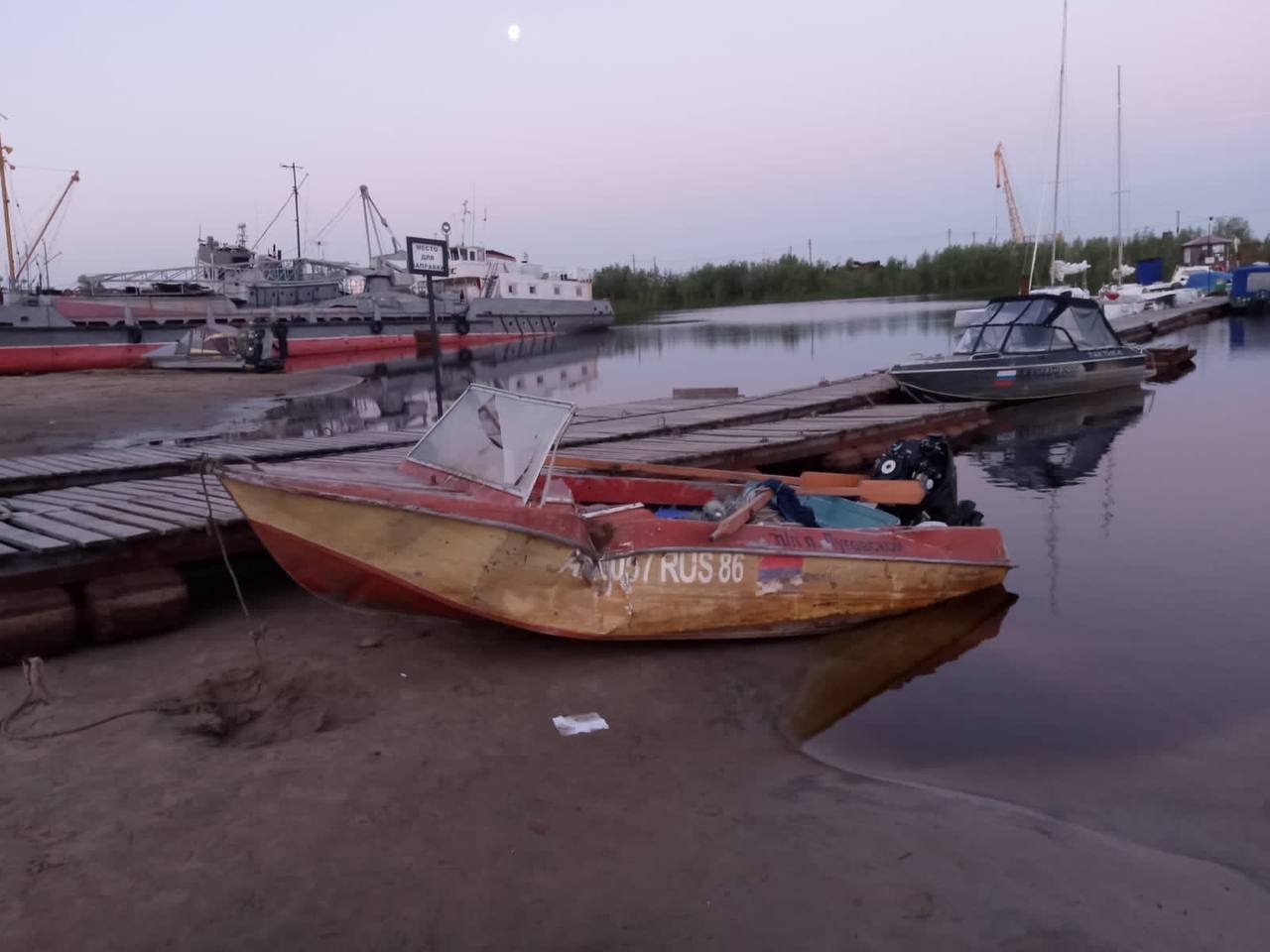 В Ханты-Мансийске при столкновении моторных лодок погиб человек