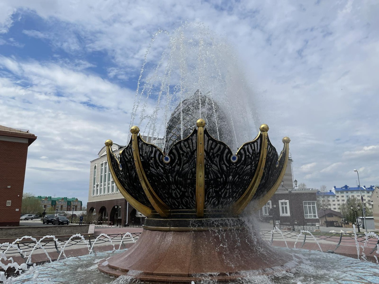 В Ханты-Мансийске запустили фонтаны