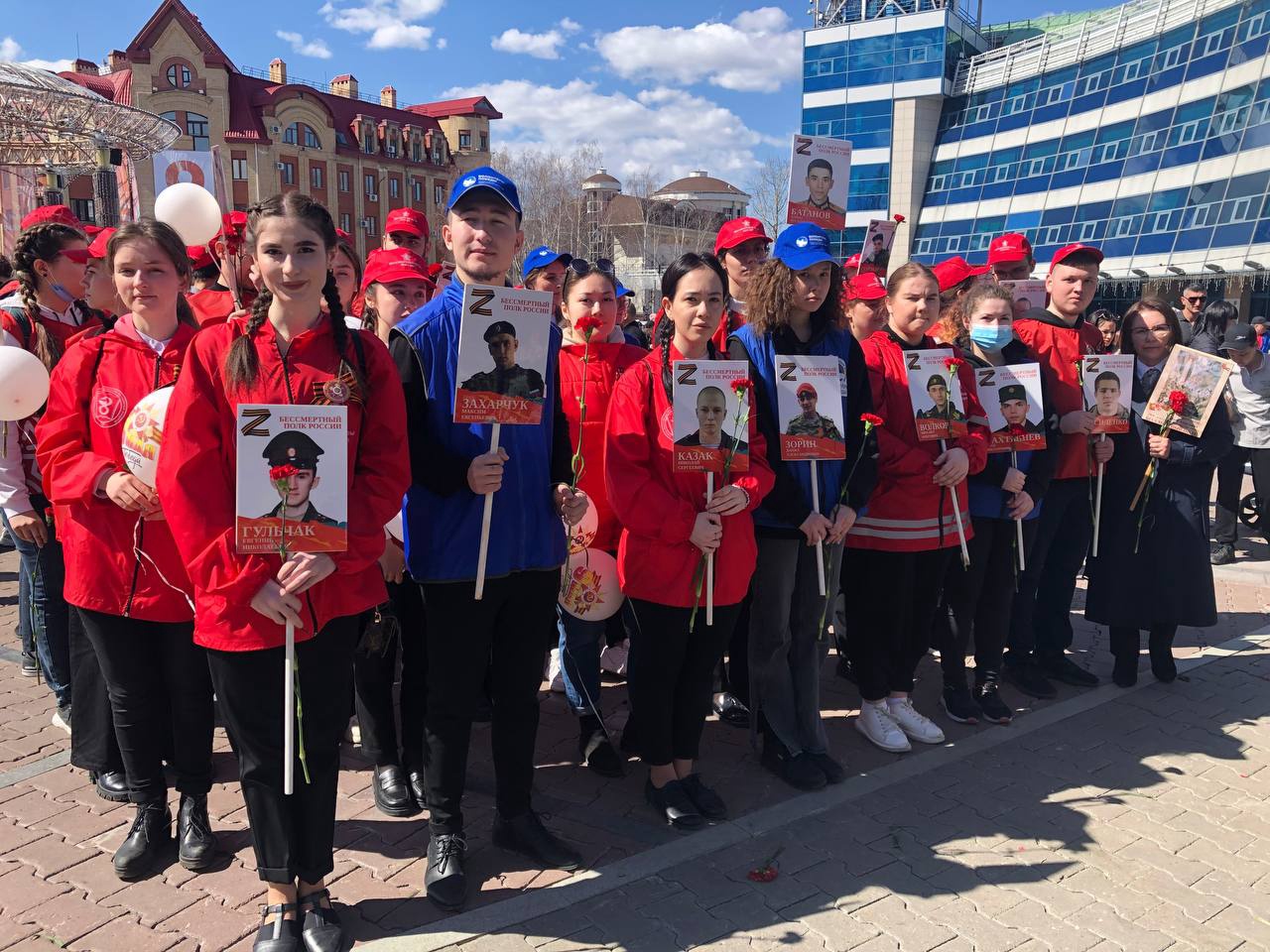 В Ханты-Мансийске в колонне «Бессмертного полка» пронесли портреты погибших в спецоперации югорчан