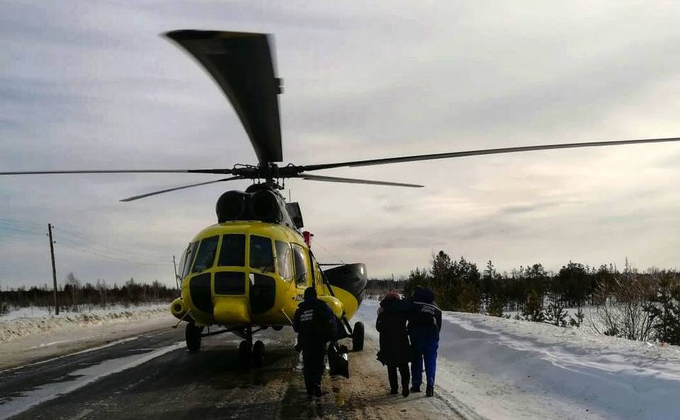 Бригада медиков на Ми-8 приземлилась на трассу под Когалымом, чтобы помочь пострадавшим в ДТП