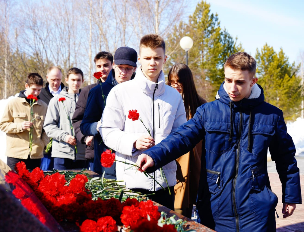 Лангепасцы несут цветы в память о жертвах катастрофы на Чернобыльской АЭС
