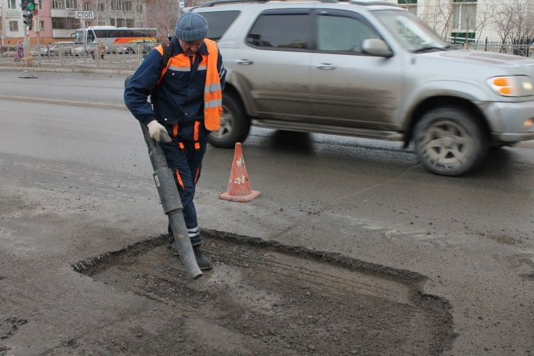 В Нижневартовске экстренным ямочным ремонтом спасают дороги от разрушения