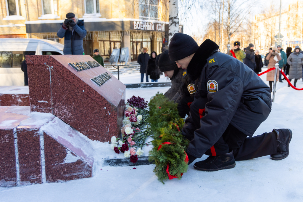 В Ханты-Мансийске прозвучал троекратный оружейный залп: горожане почтили память воинов