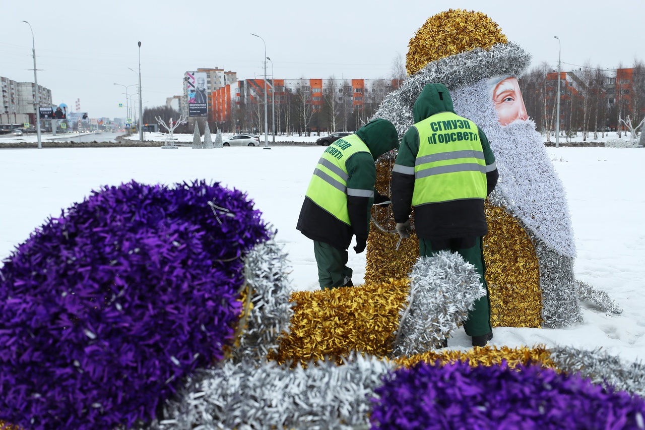 Золотых Деда Мороза и Снегурочку установили в Сургуте