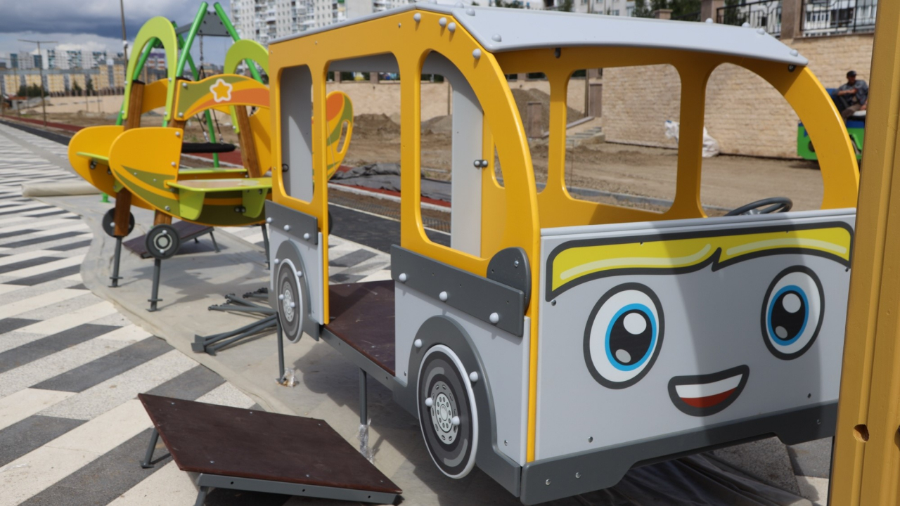 На набережной Нижневартовска строят инклюзивный детский городок 