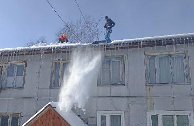 Коммунальщики освобождают Югорск от снега