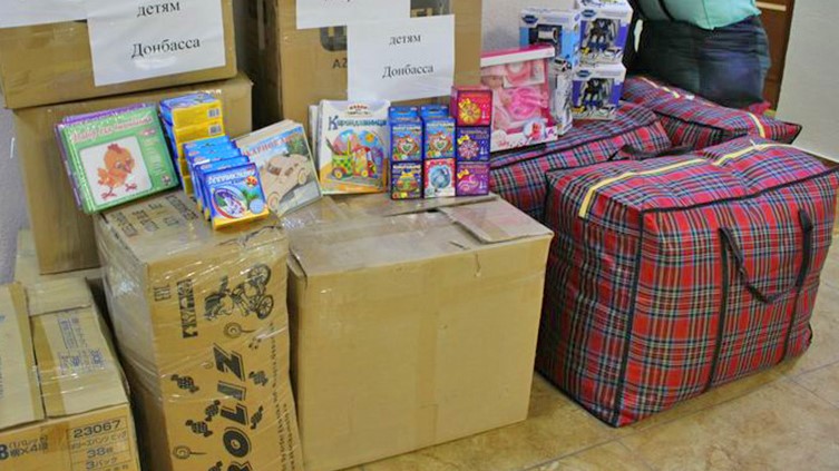 Югорчане несут сладкие подарки и мягкие игрушки для отправки на Донбасс
