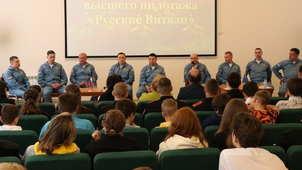 «Русские Витязи» встретились со школьниками Сургута