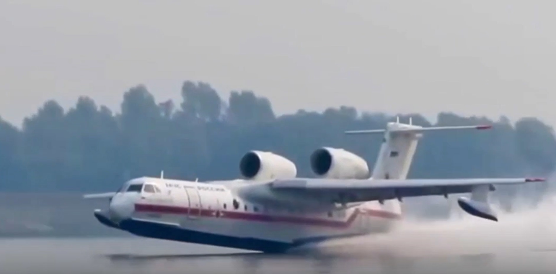 В тушении пожаров в Югре задействованы более тысячи специалистов и самолёт-амфибия 