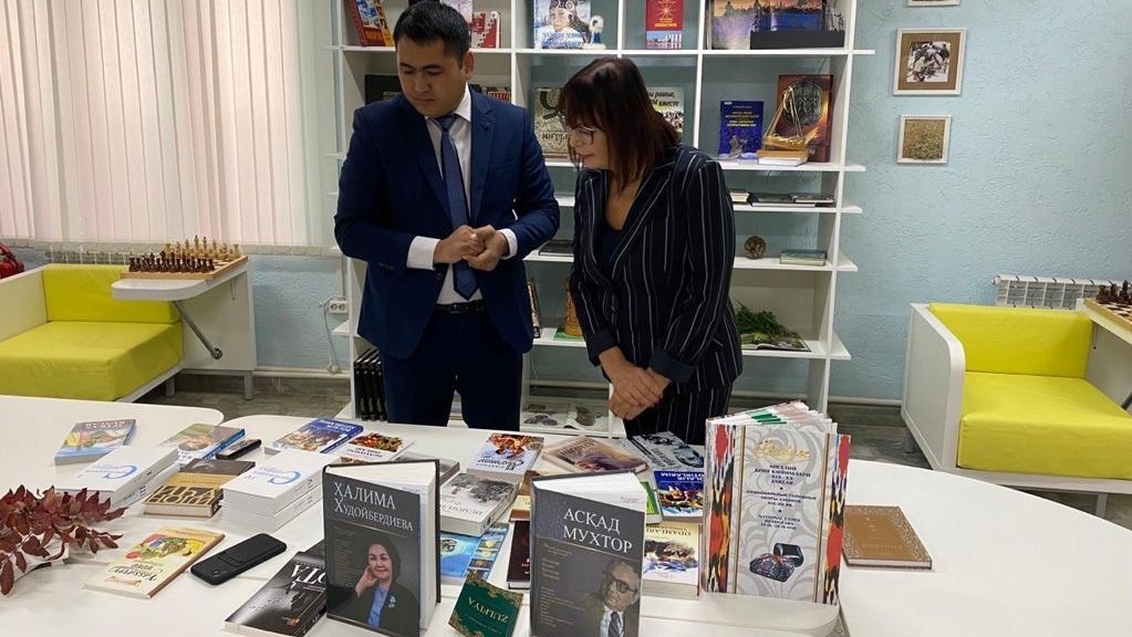 Читателям Нижневартовска подарили книги популярных узбекских авторов