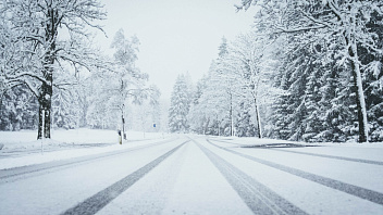 На трассах Югры из-за снегопада ограничили скорость