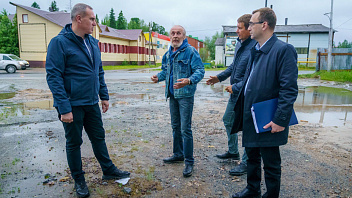 Кухарук проверил ход строительства социальных объектов в Ханты-Мансийском районе