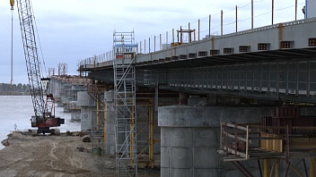 Новый мостовой переход через Обь рядом с Сургутом начали асфальтировать с двух сторон