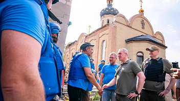 Руслан Кухарук на Донбассе встретился с югорскими волонтёрами, которые восстанавливают православный храм