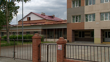В Советском капитальный ремонт школы №4 начали с кровли