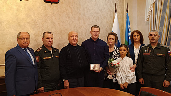 В мэрии Белоярского района бойцу СВО вручили медаль