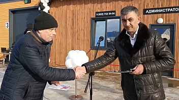 Предприниматель в Белоярском вручил сертификаты на бесплатное обслуживание автомобилей бойцов СВО