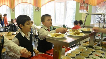 Дети мобилизованных в Югре начали бесплатно питаться в школах 