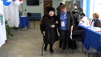 В Нягани 98-летняя труженица тыла пришла на избирательный участок